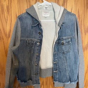 Sweatshirt/Denim-Vest Combo